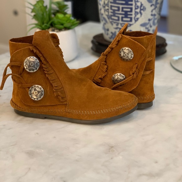 Minnetonka Shoes - MINNETONKA TWO BUTTON MOCISAN